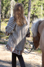 Lataa kuva Galleria-katseluun, Digineuleohje: Kainuun kukka pitkä neuletakki