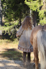 Lataa kuva Galleria-katseluun, Tarvikepaketti: Kainuun kukka - pitkä neulevillatakki