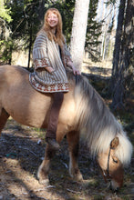 Lataa kuva Galleria-katseluun, Tarvikepaketti: Kainuun kukka - pitkä neulevillatakki