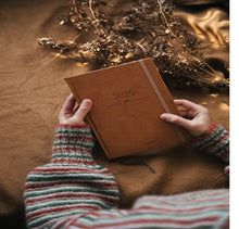 Lataa kuva Galleria-katseluun, Neulojan vuosi 2025 -kalenteri, Laine Publishing