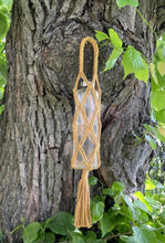 Lataa kuva Galleria-katseluun, Matkassa - makrameepullopussi