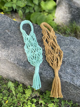 Lataa kuva Galleria-katseluun, Matkassa - makrameepullopussi