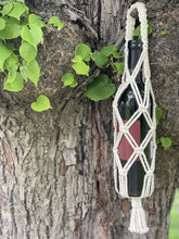 Lataa kuva Galleria-katseluun, Matkassa - makrameepullopussi