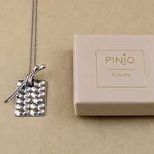 Lataa kuva Galleria-katseluun, Neuleystävä riipus