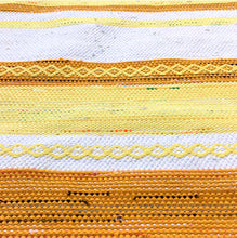 Lataa kuva Galleria-katseluun, Pohjois-Pohjanmaan mallilla kudottu keltasävyinen räsymatto