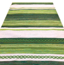 Lataa kuva Galleria-katseluun, Pohjois-Pohjanmaan mallilla kudottu vihreä-sävyinen räsymatto