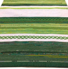 Lataa kuva Galleria-katseluun, Pohjois-Pohjanmaan mallilla kudottu vihreä-sävyinen räsymatto