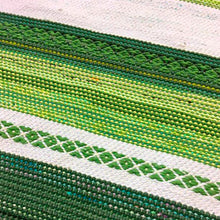 Lataa kuva Galleria-katseluun, Pohjois-Pohjanmaan mallilla kudottu vihreä-sävyinen räsymatto
