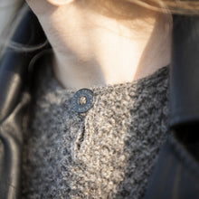 Lataa kuva Galleria-katseluun, Digineuleohje Luotolainen tikkuri matalla kauluksella