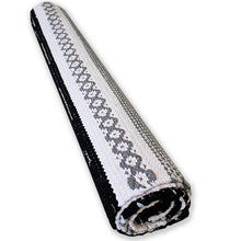 Lataa kuva Galleria-katseluun, Pohjois-Pohjanmaan mallilla kudottu musta-valkoinen räsymatto