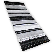 Lataa kuva Galleria-katseluun, Pohjois-Pohjanmaan mallilla kudottu musta-valkoinen räsymatto