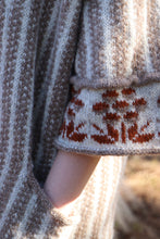 Lataa kuva Galleria-katseluun, Digineuleohje: Kainuun kukka pitkä neuletakki
