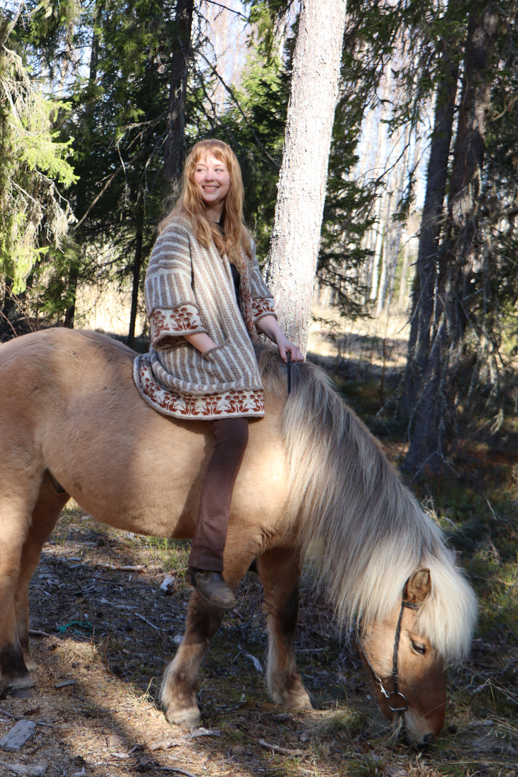 Digineuleohje: Kainuun kukka pitkä neuletakki