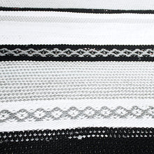 Lataa kuva Galleria-katseluun, Pohjois-Pohjanmaan mallilla kudottu musta-valkoinen räsymatto
